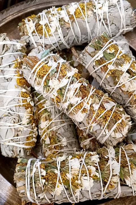 White & Gold Sinvata Sage Bundle